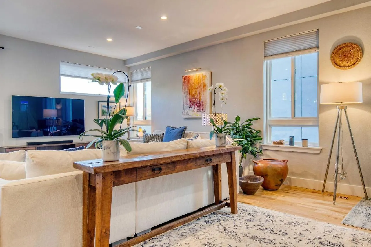 Holiday home Denver Townhome With Hot Tub, Walk To Empower Field!